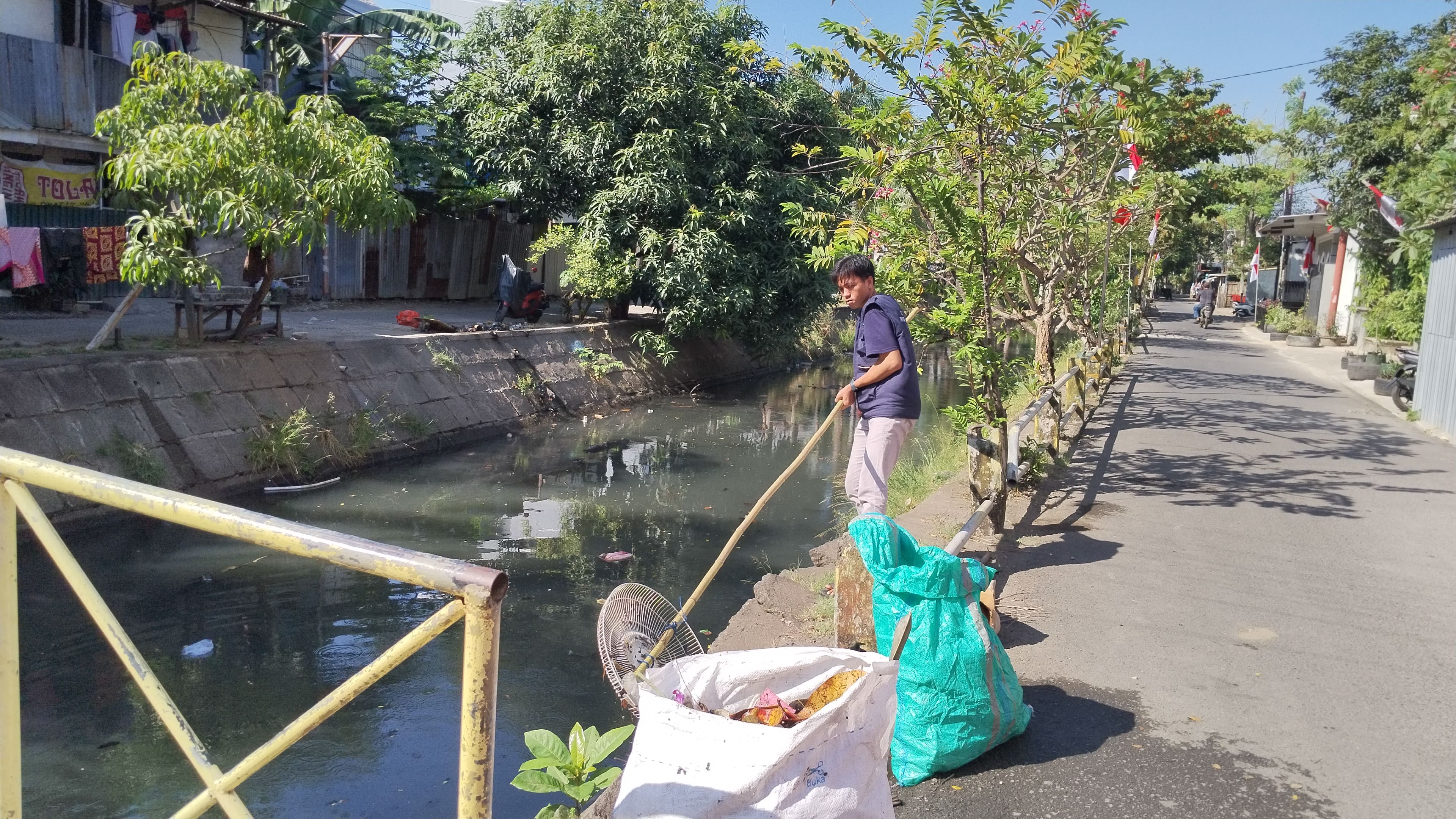KERJA BAKTI RUTIN KELURAHAN MANDALA